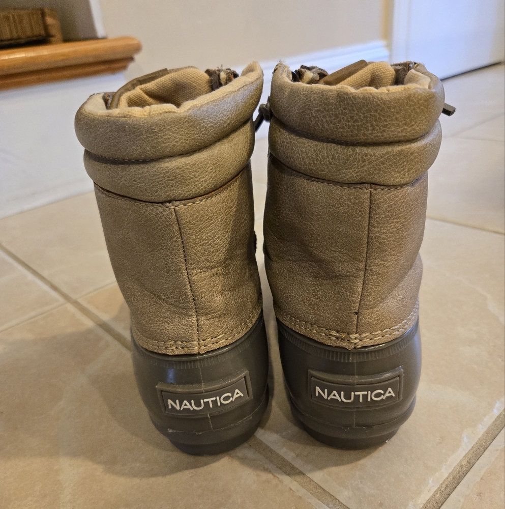 Women's Nautica Duck Boots, size 9. - Picture 5 of 7